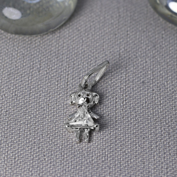 Pingente de filha em prata 925 com banho de ródio e zircônia branca